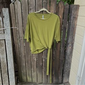 🤸🏽‍♀️🤾‍♀️🤽‍♀️ Fabletics Rue Tie T-Shirt Olive Green Sz M 🤸🏽‍♀️🤾‍♀️🤽‍♀️